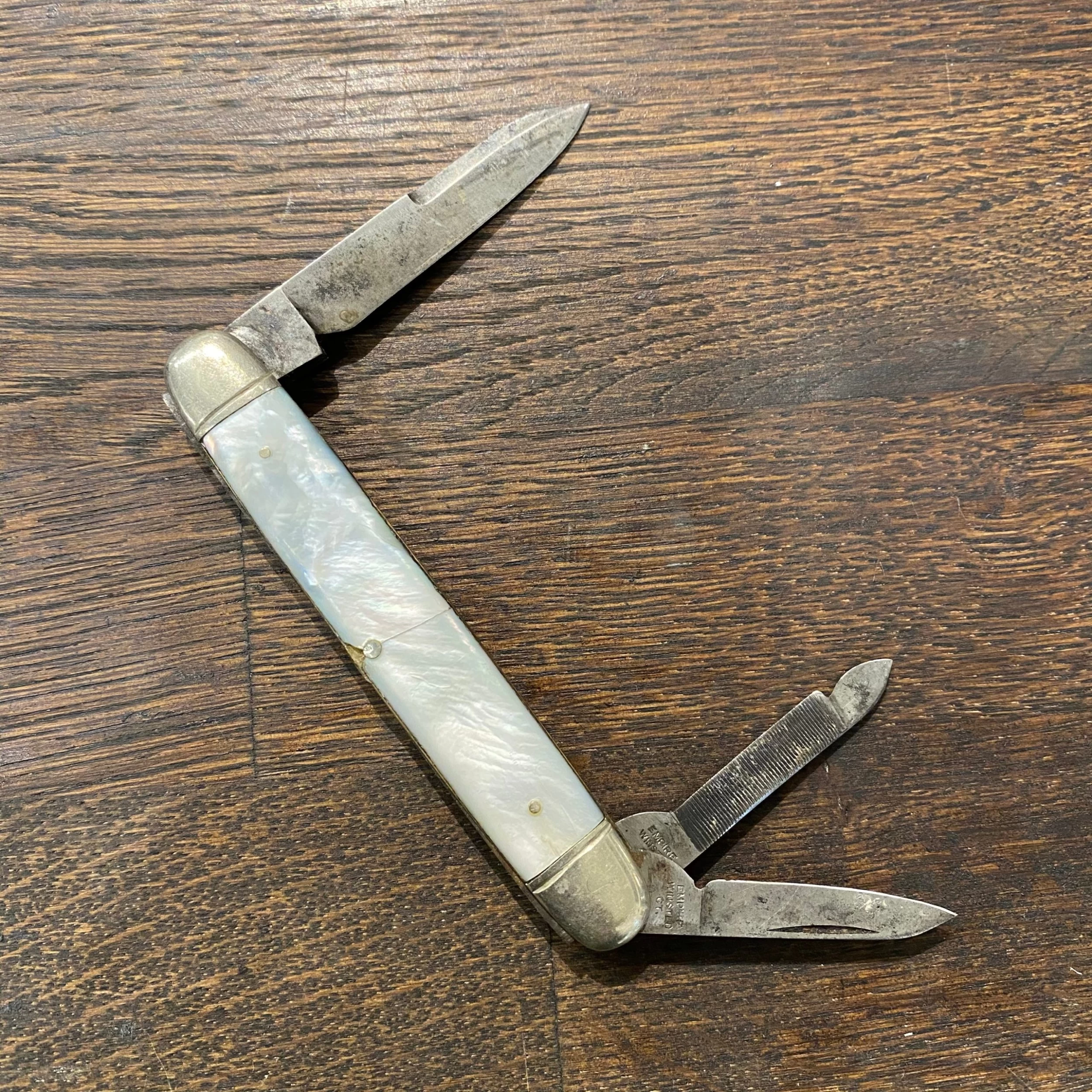 Vintage Empire Winsted 3 1/2" Whittler Carbon Steel Blades, Mother Of Pearl 1856-1930 5 Vintage Empire Winsted 3 1/2" Whittler Carbon Steel Blades, Mother Of Pearl 1856-1930 - Image 3