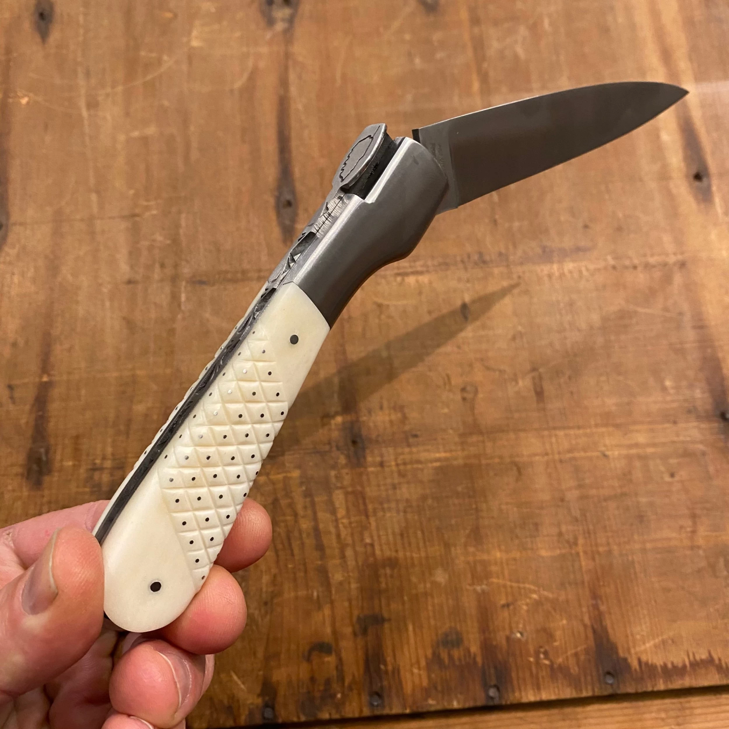 Fontenille Pataud Sperone 12cm Pocket Knife Carved Pinned Cow Bone Lockback 6 Fontenille Pataud Sperone 12cm Pocket Knife Carved Pinned Cow Bone Lockback - Image 4