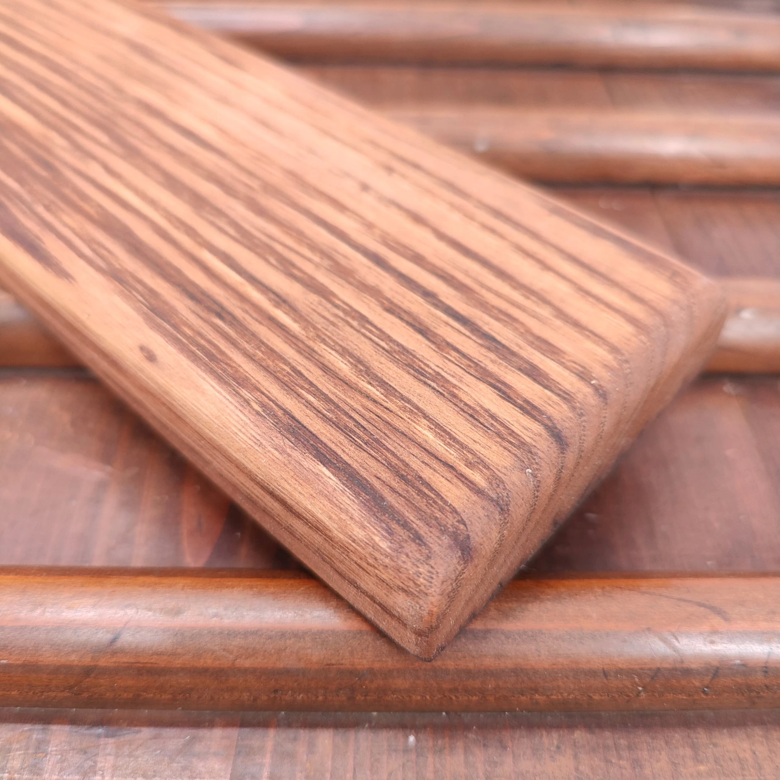 Knife En Place Heritage Select Medium Reclaimed Chestnut Magnetic Knife Holder 4 Knife En Place Heritage Select Medium Reclaimed Chestnut Magnetic Knife Holder - Image 2